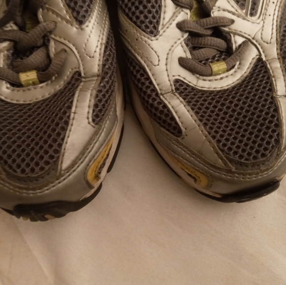 Used new balance shoes size 7.5 - Picture 2 of 10